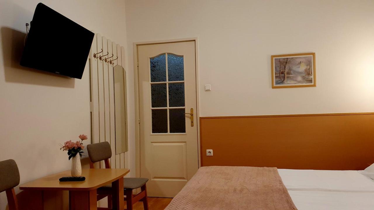 Отель Eva Panzio Шарвар Экстерьер фото